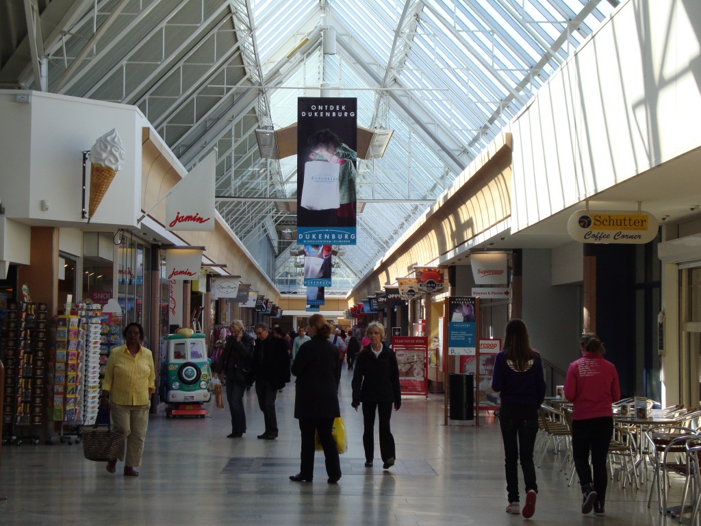 Winkelend publiek in een winkelcentrum Nijmegen winkelcentrum Dukenburg met winkelend publiek