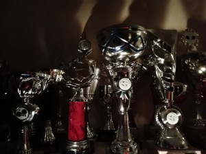 De uitdaging beloond met wedstrijdbekers wedstrijdbekers als beloning voor het aangaan van een uitdaging en het winnen van die uitdaging