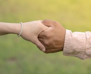 Hand in hand. Leer elkaar kennen. Stadium in een klantreis net als in het echte leven.