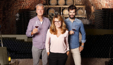 Willekeurige familie in wijnkelder: vader, dochter, zoon